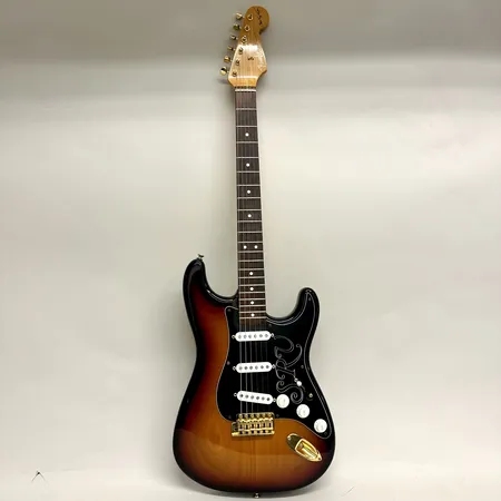 Elgitarr Fender Stratocaster SRV, sunburst, serienr SE915721, Stevie Ray Vaughan, USA, svajarm, smärre bruksslitage, hårt fodral Skickas med Bussgods eller PostNord