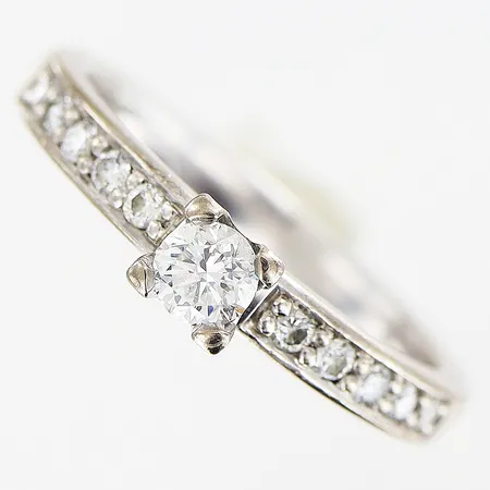 Ring diamanter 1 x ca ,25ct, 10 x ca 0,02ct, Schalins, stl 17¾, bredd 2,7-4mm, vitguld, 18K Vikt: 4,7 g