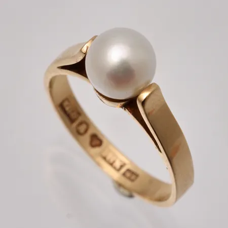 Ring i 18K i guld, stl 16¼, bredd 2,6-6,7mm, 1st odlad pärla, mått Ø6,7mm, vikt 3g.