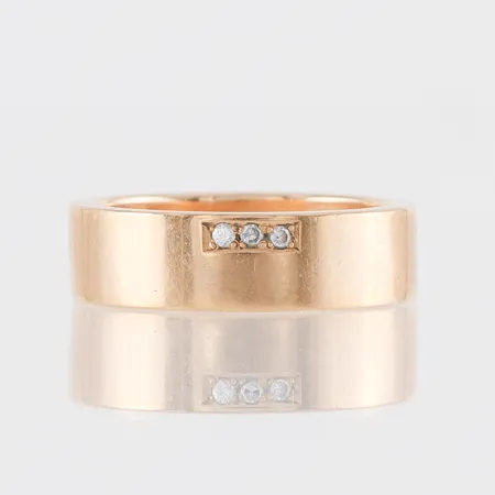 Ring med gravyr och 3 st små diamanter 18k,storlek 15 ¾ mm,bredd 5.3 mm. Vikt: 6,9 g