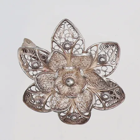 Brosch med blommotiv, Ø35mm, silver, 800/1000 Vikt: 7,1 g