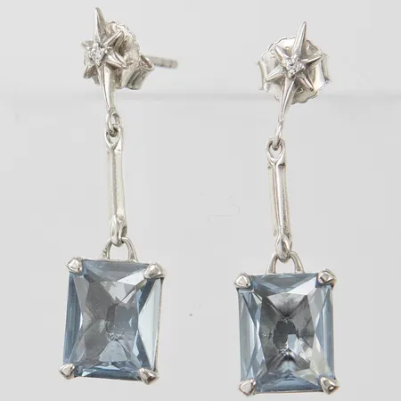 Örhängen, Thomas Sabo, blå syntetiska spineller samt vita stenar, längd: 32mm, silver, 925/1000, originaletui medföljer Vikt: 3,5 g