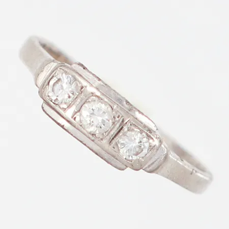 Ring med diamanter ca 3x0,05ct stl 16¼, bredd: 1-5mm, gravyr, slitage på skena, 18K Vikt: 2,5 g