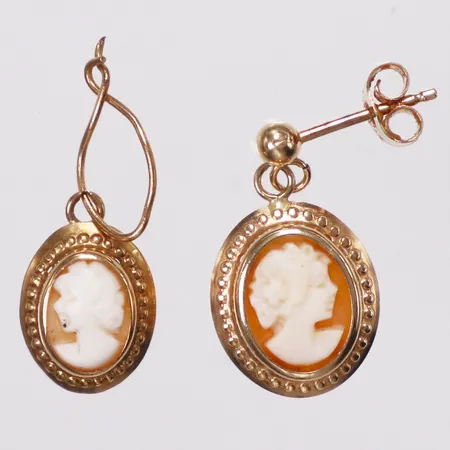 2 örhängen caméer omaka, en defekt, 18K  Vikt: 1,6 g