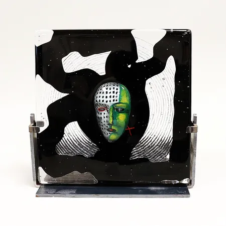 Skulptur Bertil Vallien, Black Elements "River" 20x20cm, nr 7090875, Kosta Boda, ställning i järn.