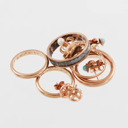 Trasigt guld 18k,några stenar och camé,en st ring med metalldekor. Vikt: 24 g