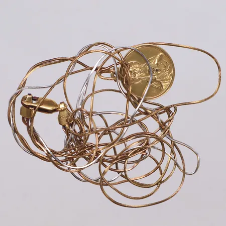 1 Hänge, 1 Collier, flerradigt, bucklor, defekt, 18K  Vikt: 11,2 g