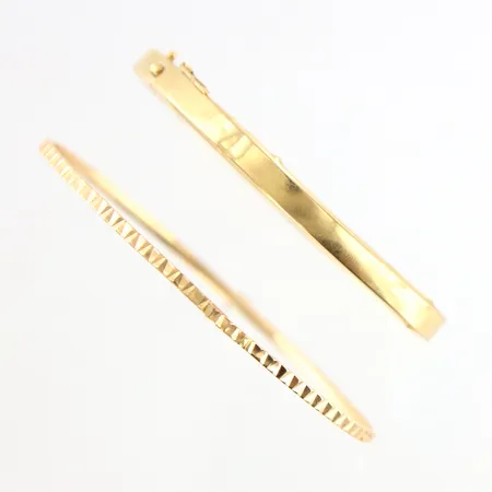 Två armringar defekta, ca Ø62mm, ca Ø67mm, avklippt, bucklig, 18K Vikt: 12 g