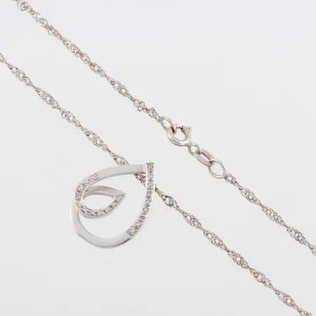Collier med hänge diamanter 18k vitguld,längd ca 44 cm,hängets höjd ca 20.2 mm. Vikt: 4,3 g