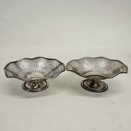 Ett par gallerskålar, höjd 4,5cm, Ø12cm, engelska stämplar, skeva, bucklor, 830/1000 silver Vikt: 180,6 g