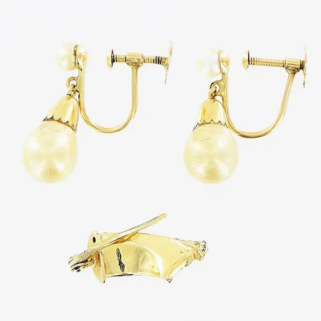 1 par örhängen, 1 bit skrot, defekter, 18K Vikt: 2,5 g