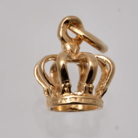 Hänge i 18K guld, Krona, mått 6,8x10,8mm, vikt 0,41g.