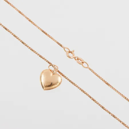 Collier med hänge 18k,längd ca 42 cm,hängets höjd ca 11 mm. Vikt: 4 g