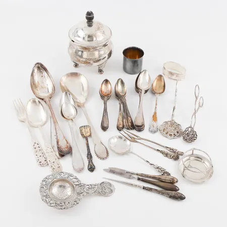 Silverföremål med en knopp i trä ca 1052gram + 3 del manikyrverktyg med skaft i silver 34,5gram totalt Vikt: 1052 g