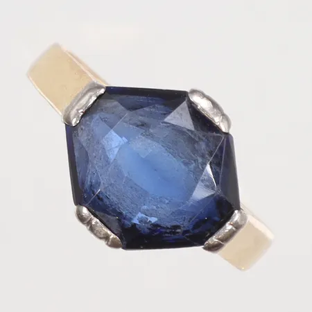 Ring med blå sten stl 17½ bredd 3-11mm gravyr, troligen omarbetad, stämplad GUST W Göteborg 1895, 18K Vikt: 4 g