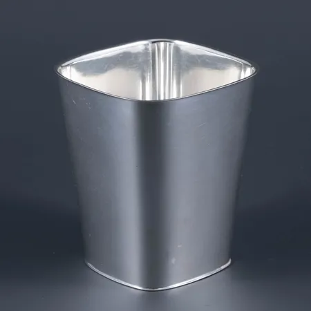 Kvadratisk bägare i silver (830/1000). Den är 80 mm hög, 65 x 65 mm upptill och väger 96,7g. Tillverkad 1958 av CG Hallberg.