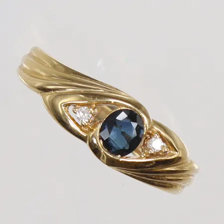 Ring med blå sten samt diamanter totalt ca 0,02ct, stl 17¾, bredd 2-6mm, 18K Vikt: 2,4 g