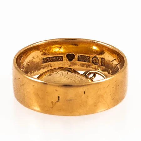 Diverse graverat guld i 18K. Vikt: 6,5g.