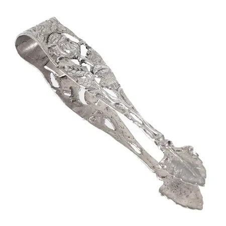 Sockertång i silver med rosmotiv. Den är 105 mm lång och väger 26,5g. Lappad och lagad invändigt.