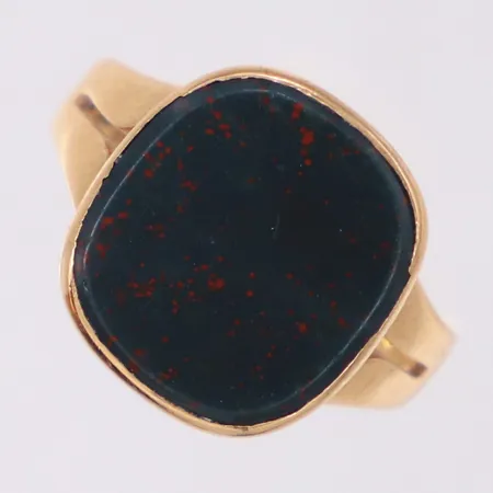 Klackring med grön sten, repor, stl 16½, bredd 13,3mm, sliten fattning, 18K Vikt: 3,7 g