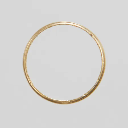 Ring, skadad, flertal hack i skenan, 18K Vikt: 1,1 g