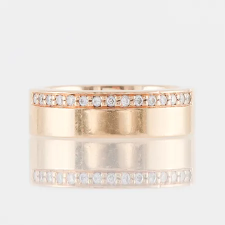 Ring slät 18k med 15 st diamanter på totalt 0.15 ct enligt inskription,Schalins,storlek 16 ¼ mm,bredd 5.9 mm. Vikt: 11,4 g