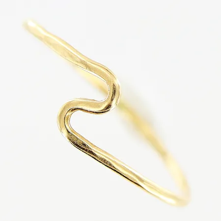 Ring, stl 17¾, skev skena, 18K Vikt: 0,6 g