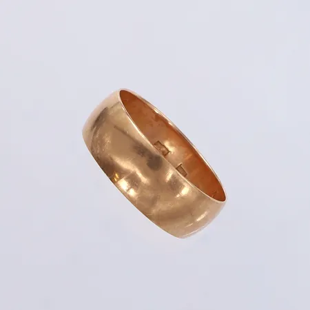 Ring slät, stl: 21¼, bredd 7,7mm, 14K.  Vikt: 5,7 g