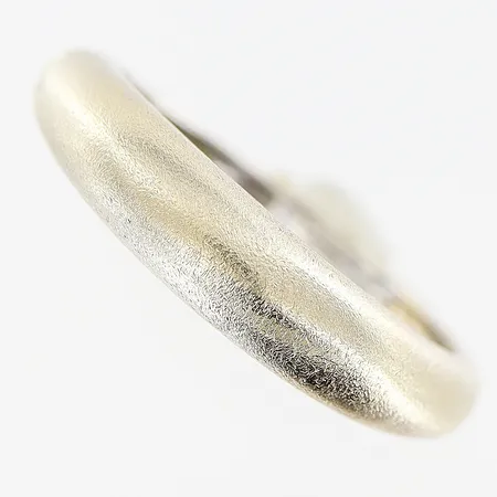 Ring, stl 17½, bredd 1,5-4,5mm, i behov av rodiering, 18K Vikt: 3,2 g