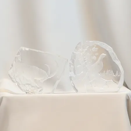 Glasskulptur Mats Jonasson, Målerås och Göran Boström / Paul Ising Svenskt Glas, Fågel och Bock Svenska Jaktmotiv, höjd 14-15cm, båda med mindre nagg Skickas med postpaket.