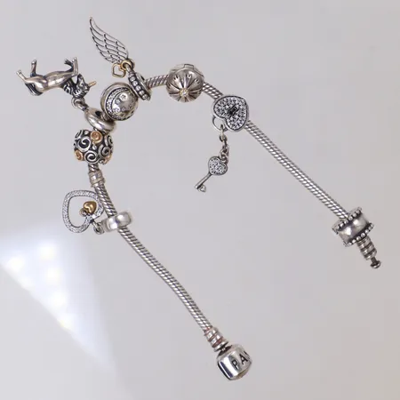 Armband med åtta berlocker, Pandora, längd ca 18cm, bredd 3-4mm, hängens mått längd 10,2-30,3mm, bredd 6,9-9,8mm, Silver 925/1000 Vikt: 39,7 g