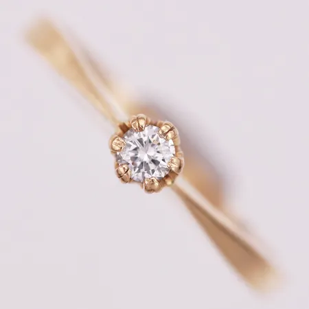 Ring diamant 0,10ct enligt gravyr, Guldsmeders Inköps AB år 1998, stl 17½, 18K  Vikt: 2,2 g