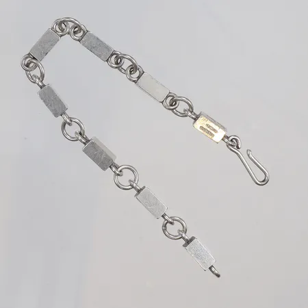 Armband Wiwen Nilsson, stavlänk längd 19,5cm, bredd 7mm, stavarnas mått 10x5mm, Lund år 1973, visst slitage, sterlingsilver 925/1000 med originalask (fläckar) Vikt: 28,1 g