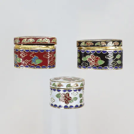 Tre Cloisonné askar med emaljarbete, Kina, troligtvis senare delen av 1900-talet