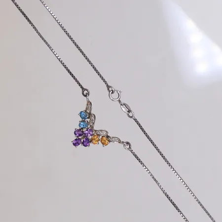 Kedja med integrerat hänge med färgade stenar, längd ca 44,5cm, bredd 1,1-11,4mm, en sten saknas, 925/1000 silver Vikt: 5,5 g