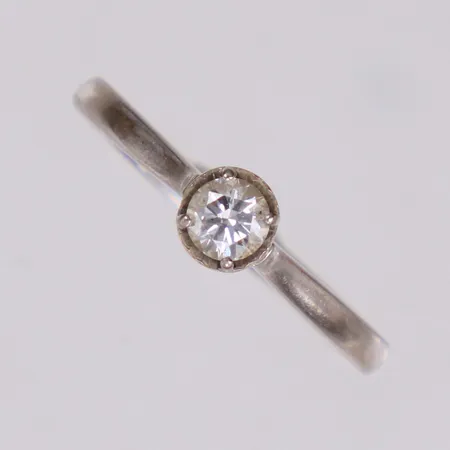 Ring med briljantslipad diamant 1xca 0,23ct, stl 15¼, bredd 4,8mm, Guldfynd, repor, vitguld, 18K Vikt: 2,6 g