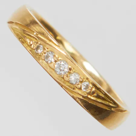 Ring med diamanter 1 x ca.0,02ct, 2 x ca.0,02ct samt 2 x ca.0,005ct, Ø17, bredd: 3,4mm, lätt kupad insida, svenska stämplar, 18K Vikt: 3,8 g