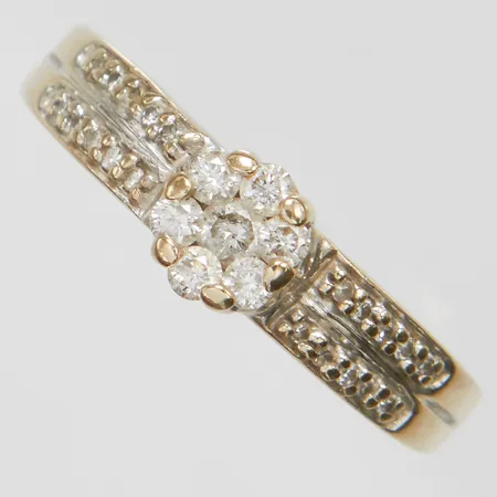 Ring med diamanter 1 x ca.0,03ct, 6 x ca.0,002ct samt 20 x ca.0,005ct, 8/8-slipade, Ø16¾, bredd: 1,8-5,5mm, GHA, behov av rodiering, 18K Vikt: 3,5 g