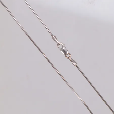 Kedja, längd ca 40,5cm, bredd 0,8mm, skevheter, 14K Vikt: 2,6 g