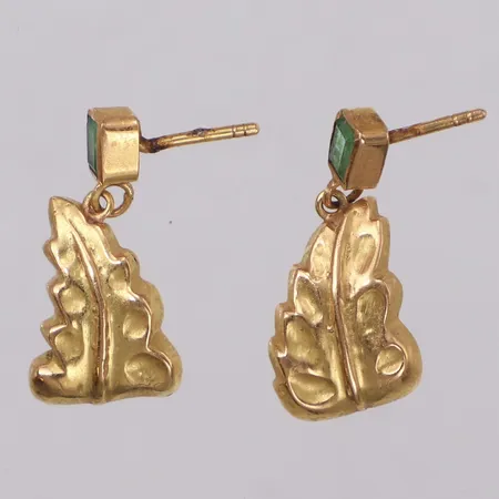 Ett par örhängen med smaragd, längd 24,6mm, bredd 11,4mm, Colombia, snurrebussar saknas, 18K Vikt: 6,7 g