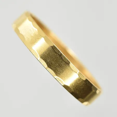 Ring, stl 19, bredd 4 mm, gravyr, 18K. Vikt: 2,5 g