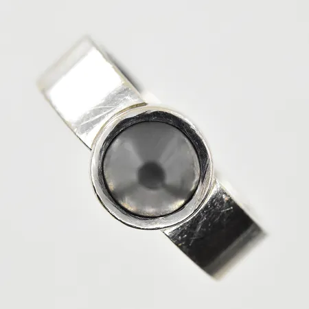 Ring med spetsslipad Onyx, stl 20, bredd 6 mm, vitguld, 18K. Vikt: 10,2 g