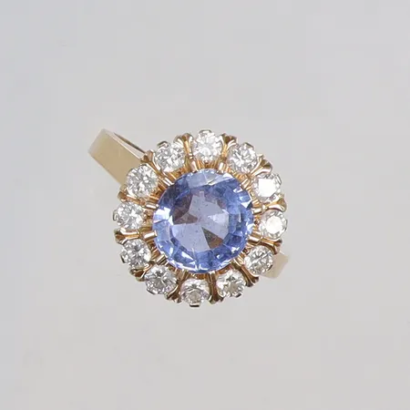 Ring i carmosé med ljusblå/lila sten samt diamanter 12xca0,059ct stl 17¼ bredd 2-14mm JSS (Jarl Sandin) Göteborg 1984, 18K Vikt: 6,4 g