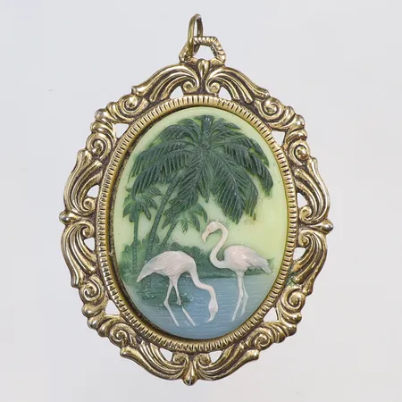 Hänge i gulmetall med okänt material med flamingos 45x65mm, 1900-tal