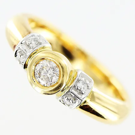 Ring 5st diamanter 0,25ctv enligt gravyr, stl 18¼, bredd 3,5-6mm, Guldfynd, 18K Vikt: 6,5 g