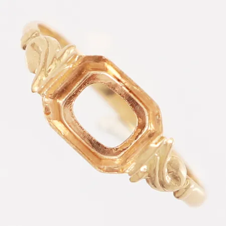 Ring defekt stl 17¼, bredd: 2-7mm, skev skena, sten saknas, 18K Vikt: 1,4 g