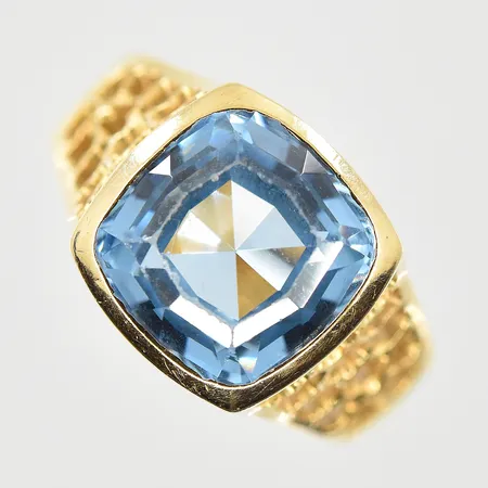 Ring med blå sten, stl 17½, bredd 4-10 mm, 18K. Vikt: 5,5 g