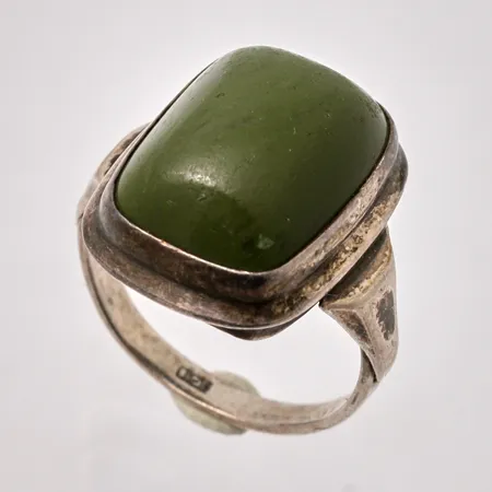 Ring i silver, stl 15½, bredd 2,4-18,3mm, 1st grön sten, mått 11x15mm, 830/1000, vikt 4,33g.