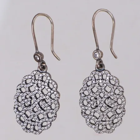 Ett par örhängen med vita stenar, Pandora,  längd 42,4mm, bredd 15,9mm, ALE, 925/1000 silver Vikt: 6,9 g