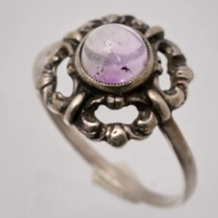Ring i silver, stl 17¾, bredd 1,6-13,2mm, 1st Ametist, mått Ø6mm, 830/1000, vikt 2,22g.